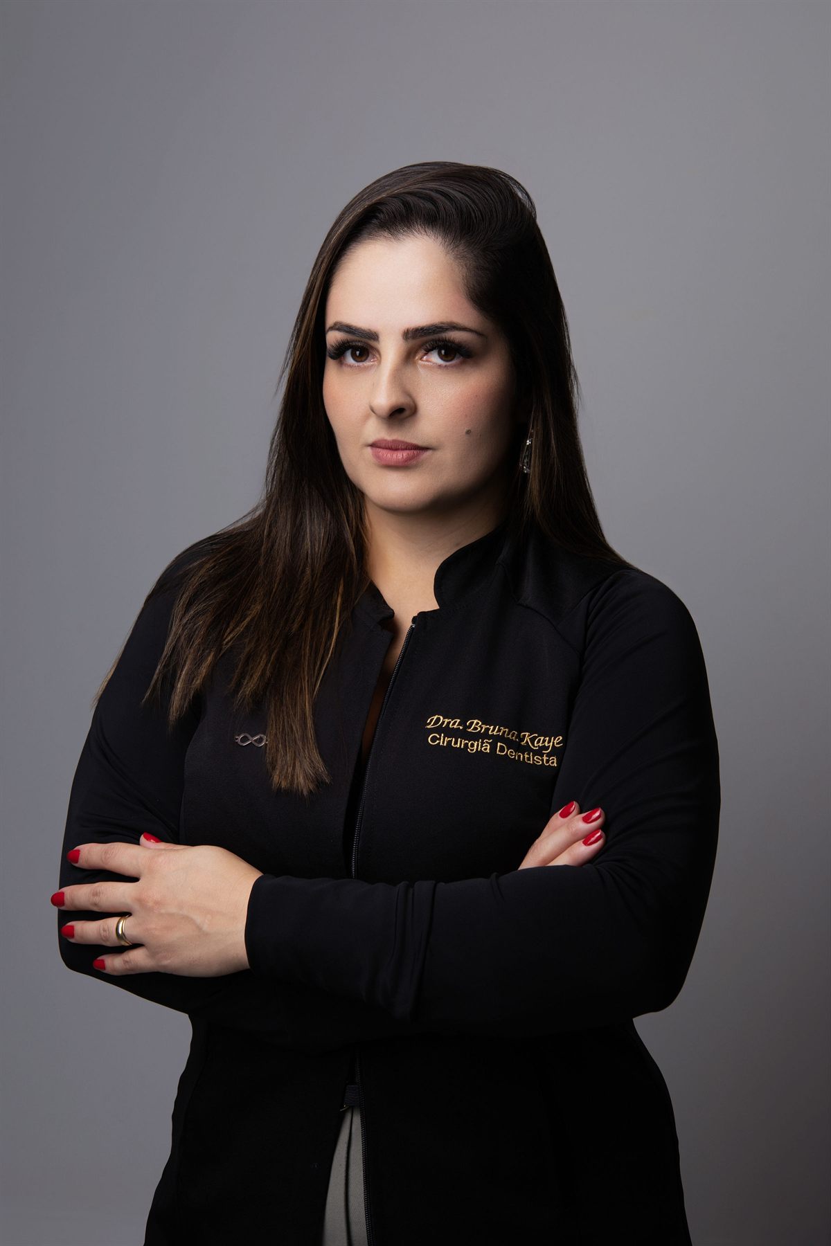 Dra. Bruna Kaye de uniforme, com o nome bordado