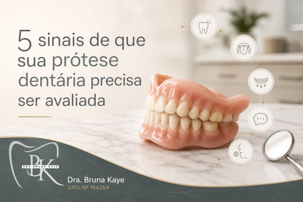 Prótese dentária total sobre bancada clara, em close.